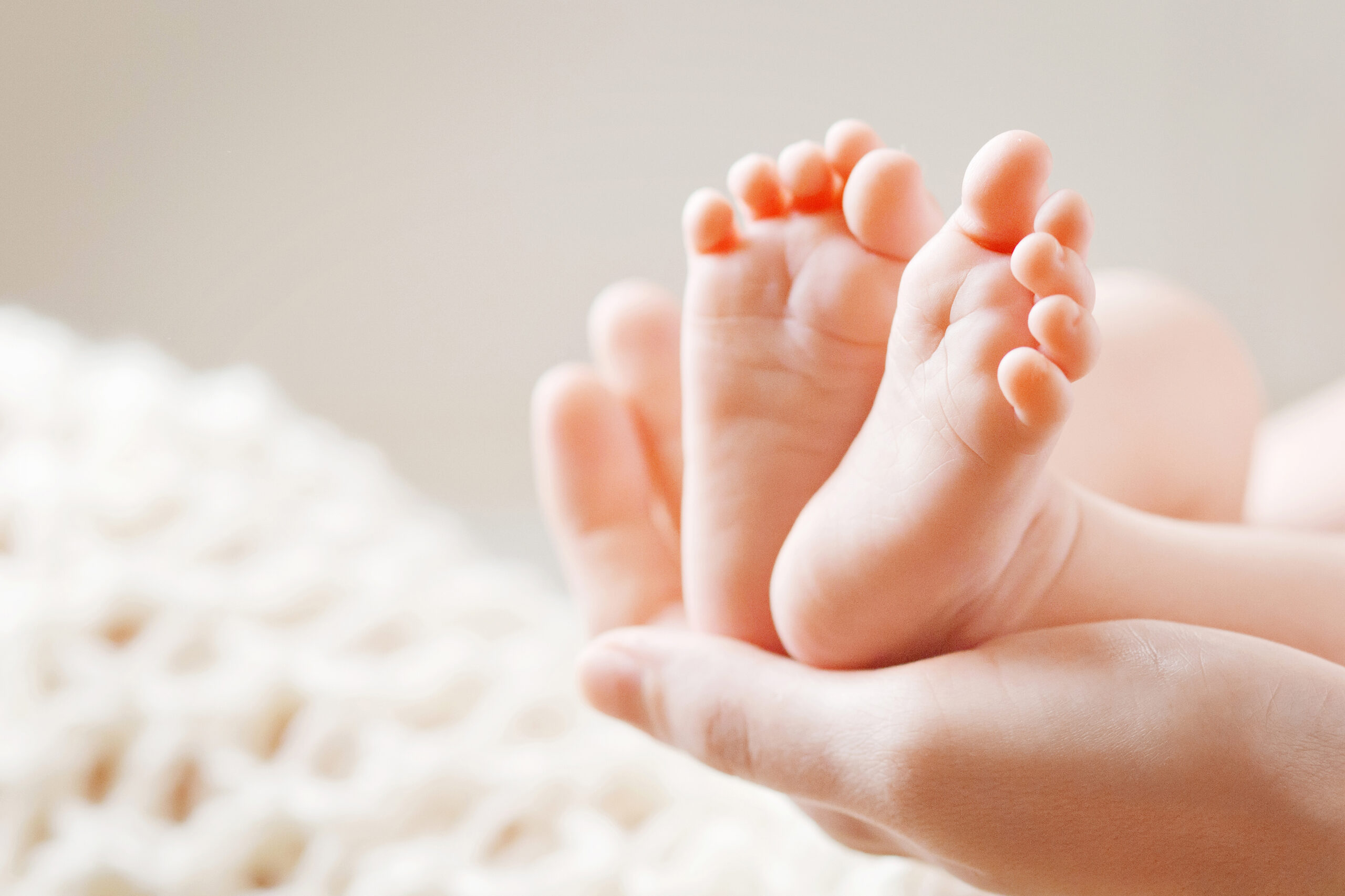 Baby,Feet,In,Mother,Hands.,Mom,And,Her,Child.,Happy doctordenisa-personalphoto